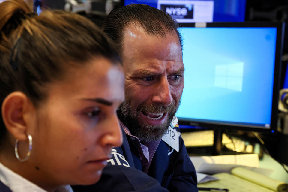 Pedagang bekerja di lantai New York Stock Exchange (NYSE) di New York City, AS, 19 Juli 2022. REUTERS/Brendan McDermid