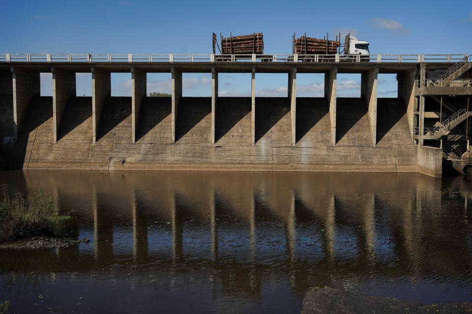 Un camión pasa un puente sobre la represa de Paso Severino en Uruguay.