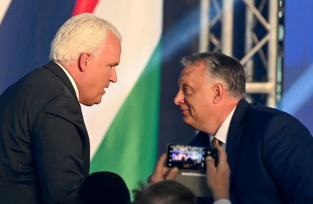CPAC chair Matt Schlapp, left, huddles with extremist Hungarian Prime Minister Viktor Orbán during an extraordinary session of CPAC in Budapest, Hungary, on May 19. (Photo: ATTILA KISBENEDEK via Getty Images)