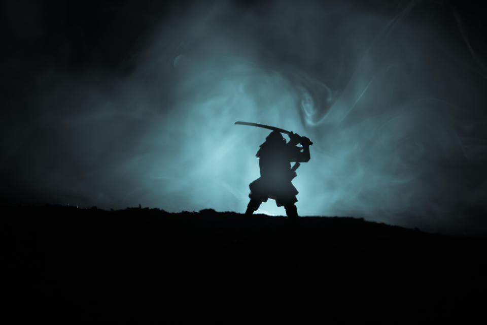 Samurai en la cima de la montaña con fondo de niebla. Texto revela si en realidad tenían poderes sobrenaturales. Foto: Getty Creative