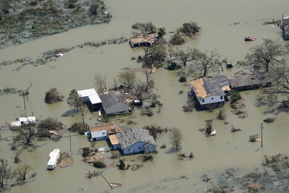 Esta fotografía muestra varias residencias dañadas e inundadas tras el paso del huracán Laura el jueves 27 de agosto de 2020, cerca de Lake Charles, Luisiana. (AP Foto/David J. Phillip)