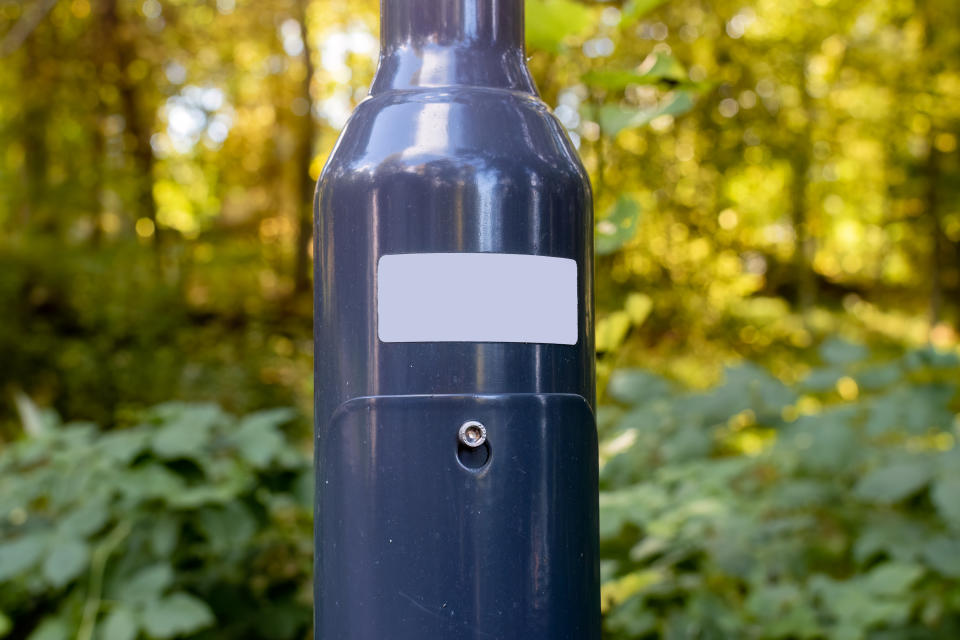 Kleberesten von Metall bekommt man besonders gut mit Alkohol ab (Bild: Getty).