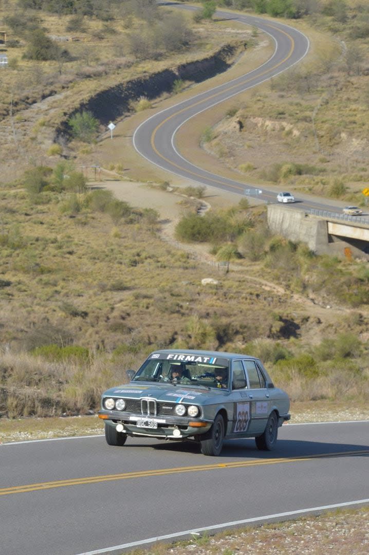 El BMW 520 de Daniel Rossi y Jorge Nasazzi, procedente de la santafesina Firmat, se combina con la belleza de un ondulado sendero cordobés de presierras.