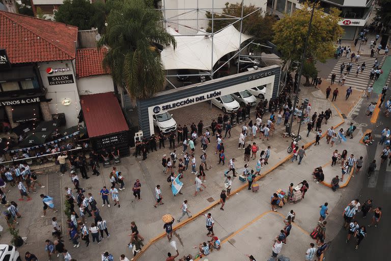 Vista desde el dron de LA NACION: el público ingresando al Monumental para ver Argentina vs. Panamá