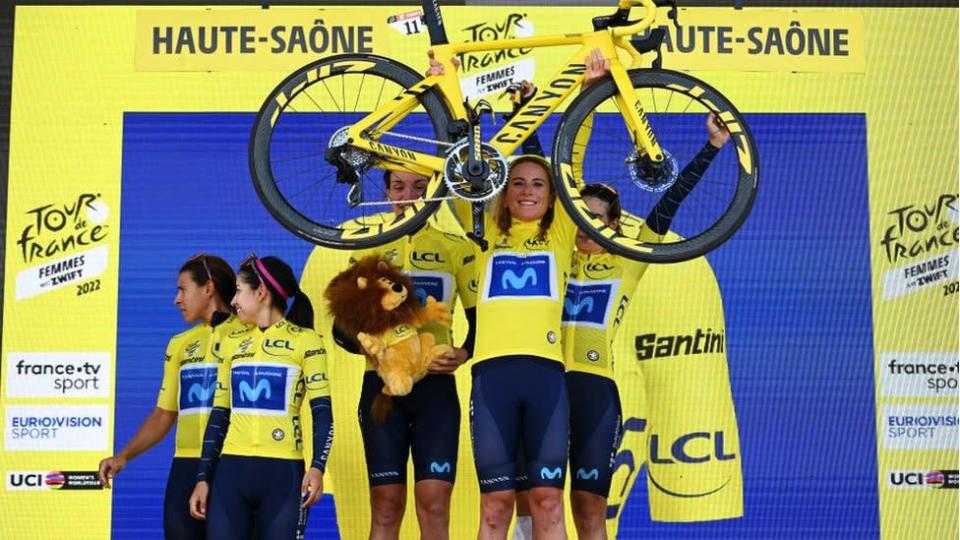 A vencedora do Tour de France Femmes, Annemiek van Vleuten, levanta sua bicicleta no pódio