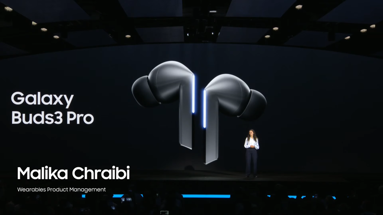 Malika Chraibi announcing the Galaxy Buds3 Pro.