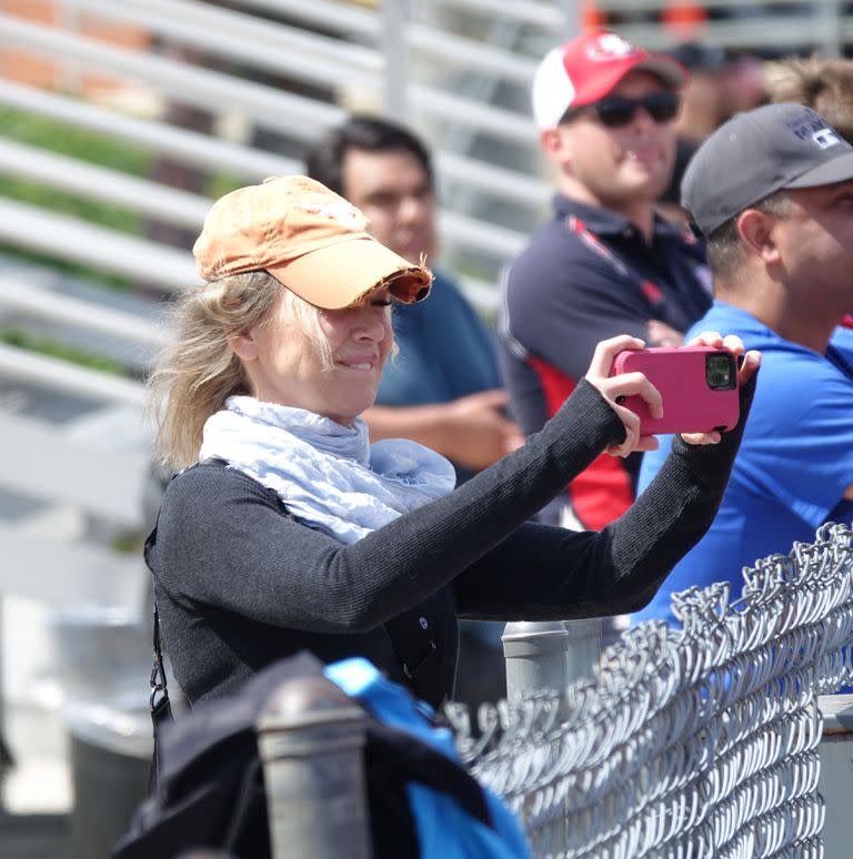 Muy orgullosa, Zellweger no paró de tomarle fotos a su pareja desde la tribuna