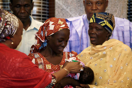 Amina Ali Darsha Nkeki, a Nigerian schoolgirl rescued after over two years of captivity with Boko Haram militants, carries her child during her visit to meet President Muhammadu Buhari in Abuja, Nigeria May 19, 2016. REUTERS/Afolabi Sotunde