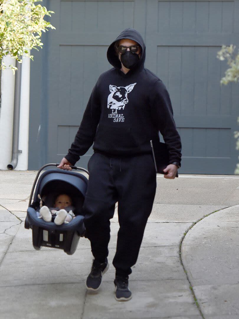 El actor, en 2021, con su primogénito, saliendo de la casa de unos amigos en Los Ángeles, California