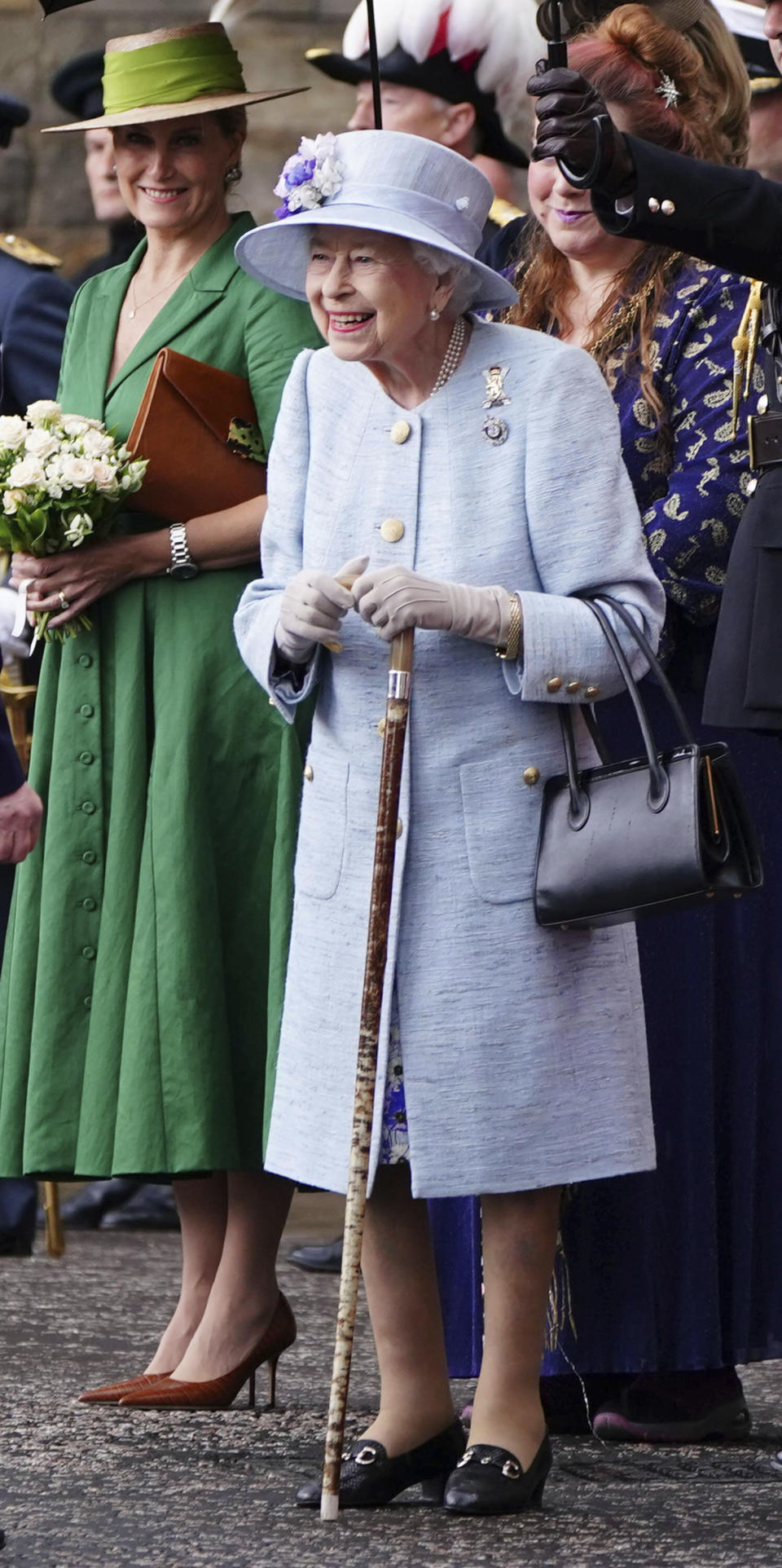 La reina Isabel II de Gran Bretaña es recibida a la "ceremonia de las llaves" en la explanada del Palacio de Holyroodhouse en Edimburgo, el lunes 27 de junio de 2022, como parte de su tradicional viaje a Escocia para la semana de Holyrood. (Jane Barlow/PA vía AP)