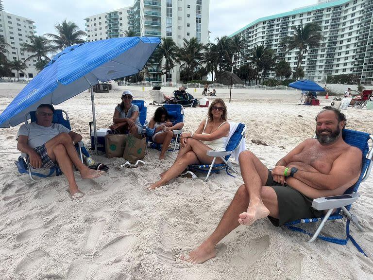 Mónica y su familia compraron los pasajes para viajar a Miami en julio, antes de las elecciones primarias