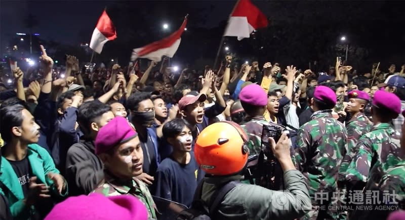 印尼大學生不滿國會近期弱化肅貪委員會的法案，並打算通過剝奪公民自由的刑法修正案，24日上街抗議，與協助印尼警方維安海軍特種部隊對峙。（ 中央社）