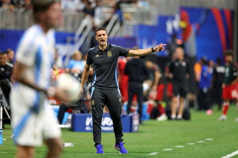Argentin coach Lionel Scaloni lambasted the state of the pitch after his team's Copa America victory over Canada on Thursday (CHARLY TRIBALLEAU)