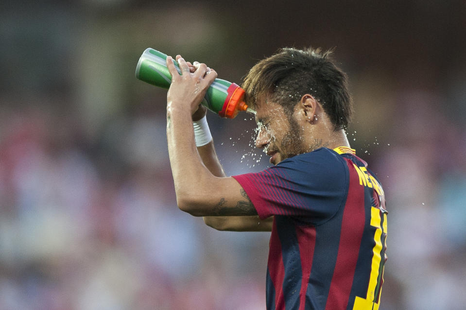 Barcelona's Neymar da Silva from Brazil pours water on his face during a Spanish La Liga soccer match between FC Granada and FC Barcelona at Los Carmenes stadium in Granada, Spain, Saturday, April 12, 2014. (AP Photo/Daniel Tejedor)