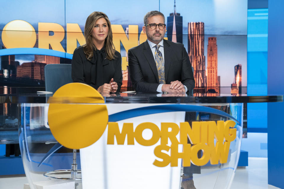 En esta imagen difundida por Apple TV Plus, Jennifer Aniston y Steve Carell en una escena de "The Morning Show". (Hilary B. Gayle/Apple TV Plus via AP)