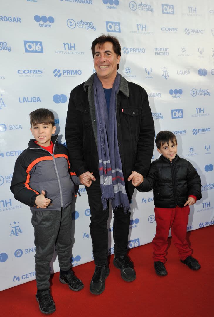 A pura sonrisa, el actor y conductor Lisandro Carret posó para las cámaras junto a sus hijos Rafael y Dante