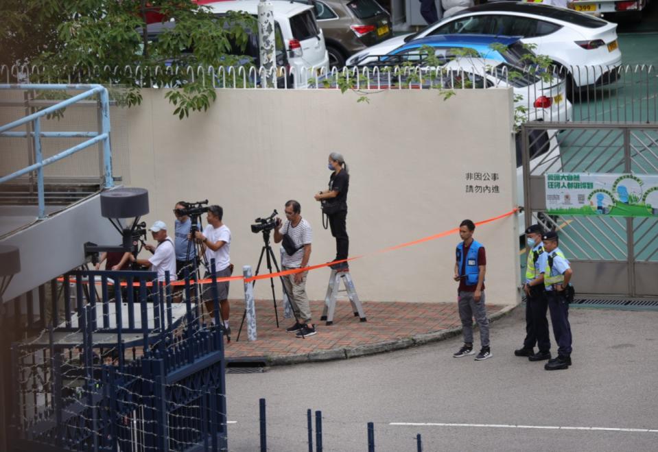 鄧棨然今日（22日）內地刑滿押返港，今晨抵天水圍警署，大批傳媒在警署外等候，現場有警方傳媒聯絡隊控制秩序。（YCW 攝）