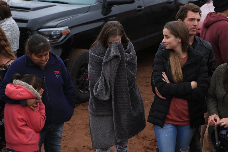 Familiares y amigos asisten al funeral de las nueve personas víctimas de una masacre este viernes en el estado de Sonora (México). EFE/Luis Torres