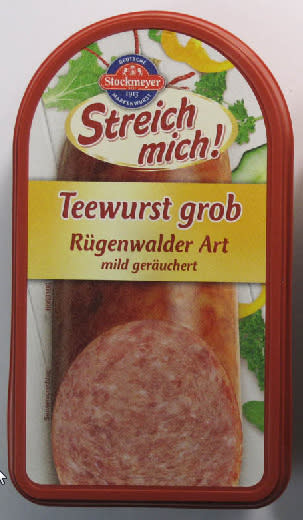 <p><strong>6. Oktober 2018:</strong> Die Westfälische Fleischwarenfabrik Stockmeyer GmbH ruft das Produkt „<strong>Stockmeyer Teewurst grob Rügenwalder Art</strong>“, 125 g (Teewurst im Becher) zurück. Betroffen ist die Produktionscharge mit den <strong>Verbrauchsdaten 06.10.2018</strong>,<strong> 08.10.2018</strong> und <strong>09.10.2018</strong>. Im Rahmen amtlicher Untersuchungen wurden E. coli-Bakterien festgestellt. Die Teewurst wurde bundesweit in Märkten von Netto Marken-Discount verkauft. Diese Produkte sollten nicht verzehrt werden. Eine Erkrankung mit den nachgewiesenen Keimen äußert sich meistens innerhalb einer Woche mit Durchfall und Bauchkrämpfen. Insbesondere Säuglinge, Kleinkinder, Senioren und Menschen mit geschwächtem Abwehrsystem können schwere Krankheitsverläufe entwickeln. Personen, die dieses Lebensmittel gegessen haben und schwere oder anhaltende Symptome entwickeln, sollten ärztliche Hilfe aufsuchen und auf eine mögliche VTEC-Infektion hinweisen.<br>Kunden können die Ware zurückgeben und bekommen den Kaufpreis erstattet.<br>Fragen zum Rückruf werden von Stockmeyer telefonisch unter der 05426-82580 beantwortet.<br>(Bild: Stockmeyer) </p>