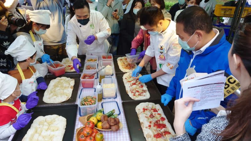 ▲今年耶誕惜食分享節除了邀請惜食分享餐廳、農友及餐飲科學校外，還邀請客家、原住民、新住民等族群一同帶來各國料理及表演。（圖/記者孫唯容攝