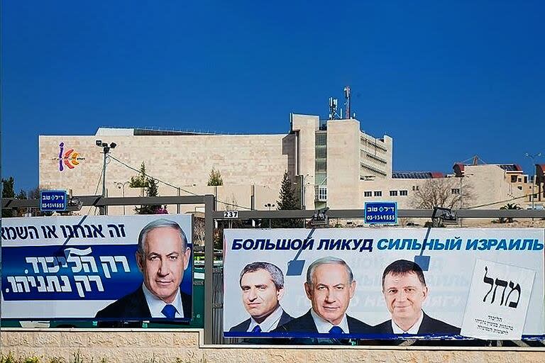 Carteles de propaganda electoral en Israel escritos en ruso: 