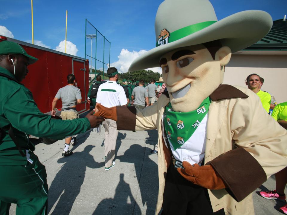 Stetson mascot John B welcomes players before the 2024 NCAA Tournament.