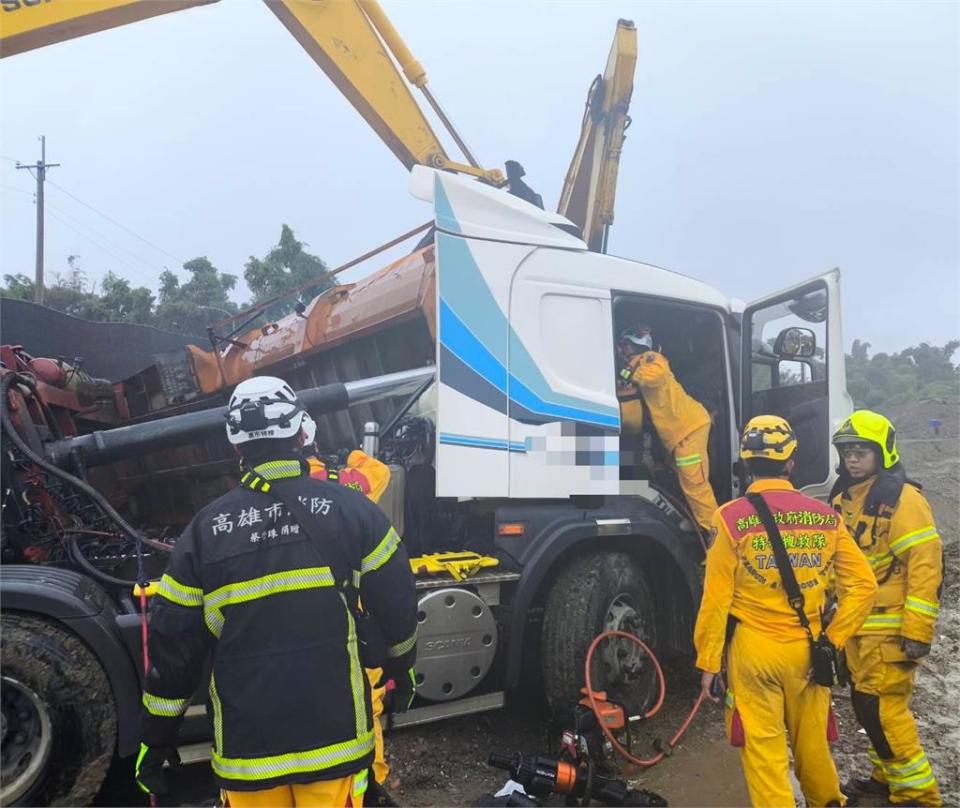 快新聞／清運廢土出事！高雄砂石車斗翻覆　駕駛脫困「無呼吸心跳」送醫