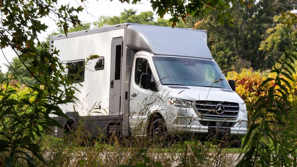 貌不驚人的Mercedes Sprinter露營車可有著精采的內部機能喔！ 