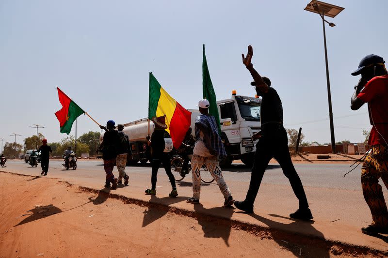 Activists walk from Bamako to Ouagadougou to promote states' federation