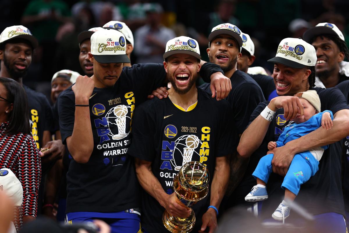 Former Warrior Juan Toscano-Anderson shows off Larry O'Brien