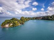 Ab ins Paradies: Der Nationalpark Los Haitises auf Samaná ist nur über das Wasser zu erreichen und eine der Hauptattraktionen der «DomRep». Foto: Tourist Board der Dominikanischen Republik