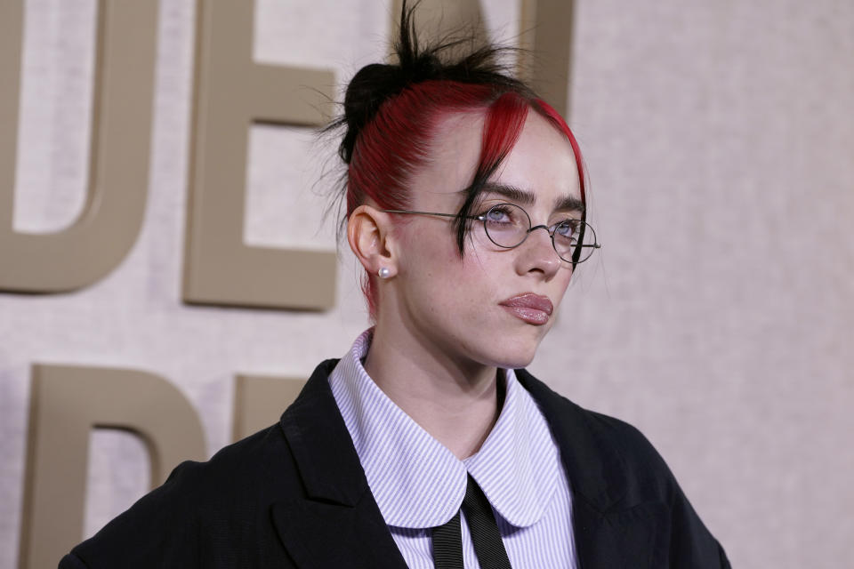 Billie Eilish llega a la 81a entrega de los Globos de Oro el domingo 7 de enero de 2024, en el Hotel Beverly Hilton en Beverly Hills, California. (Foto Jordan Strauss/Invision/AP)