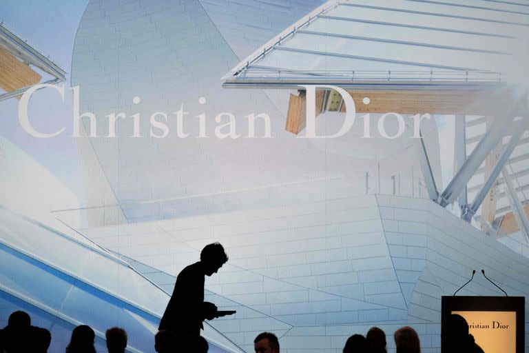 El vicepresidente de Christian Dior SE Antoine Arnault es visto mientras asiste a la asamblea general de Dior en París, el 20 de abril de 2023. 