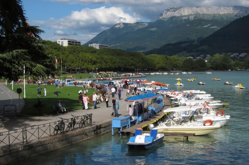 ▲法國阿爾卑斯山腳旁的安納西鎮（Annecy），8日驚傳發生一起隨機攻擊事件，男子持刀在廣場上攻擊一群幼童，造成多人受傷，其中3人傷勢嚴重，且被攻擊的幼童只有3歲。資料照片。（圖／美聯社／達志影像）