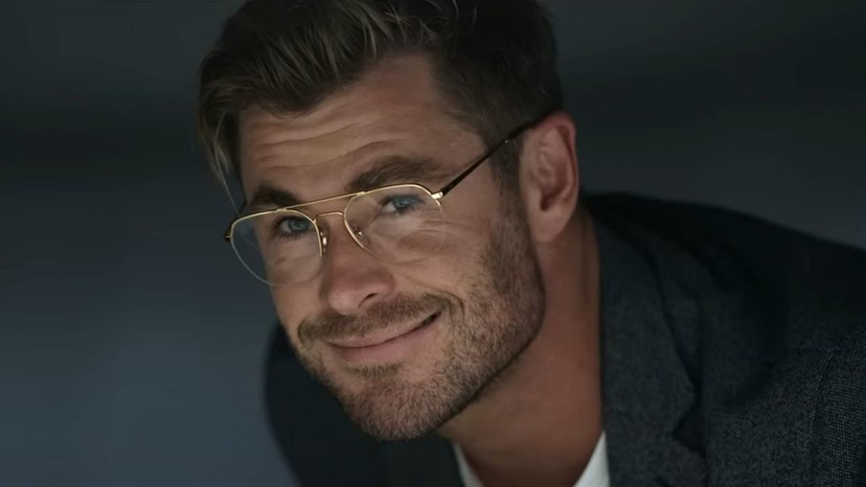  Chris Hemsworth smiling in Spiderhead 