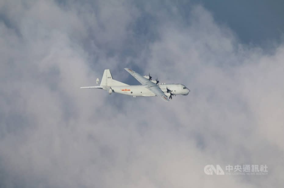 圖為共軍1架運8反潛機。(檔案照)