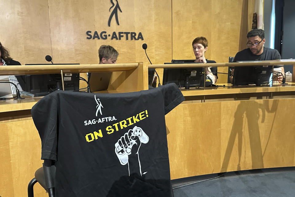 Miembros del comité de SAG-AFTRA y miembros de la junta directiva se reúnen para una conferencia de prensa en la sede de SAG-AFTRA en Los Ángeles el jueves 25 de julio de 2024. Los artistas de videojuegos de Hollywood votaron a favor de ir a huelga el jueves después de que fracasaran las negociaciones de un nuevo contrato con los principales estudios de juegos que incluya protecciones ante la inteligencia artificial. (Foto AP/Eugene Garcia)