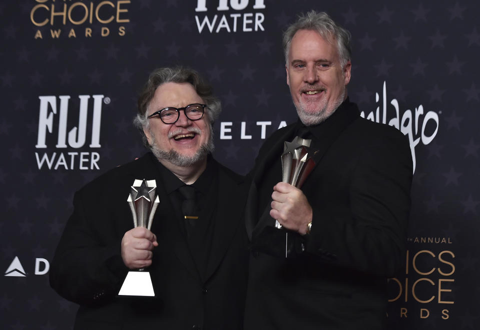 Guillermo del Toro, izquierda, y Mark Gustafson posan en la sala de prensa con el premio a mejor largometraje animado por "Guillermo del Toro's Pinocchio" en la 28a entrega anual de los Critics Choice Awards en el Hotel Fairmont Century Plaza el 15 de enero de 2023, en Los Angeles. (Foto Jordan Strauss/Invision/AP)