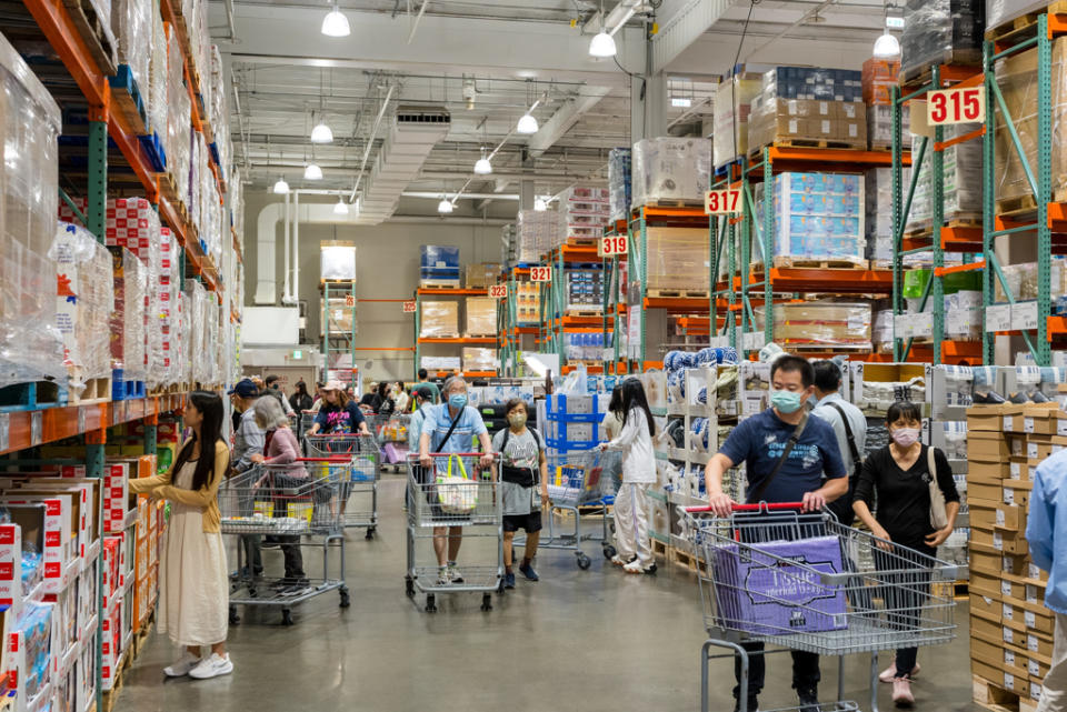 好市多克寧奶粉從即日起特價至22日，吸引會員前來囤貨。（示意圖：shutterstock／達志）