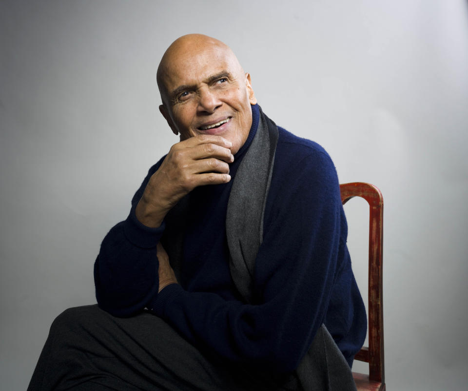 ARCHIVO - El actor, cantante y activista Harry Belafonte del documental "Sing Your Song", posa para un retrato durante el Festival de Cine de Sundance en Park City, Utah, el 21 de enero de 2011. Belafonte murió el martes de insuficiencia cardíaca congestiva en su casa de Nueva York. Tenía 96. (AP Photo/Victoria Will, archivo)