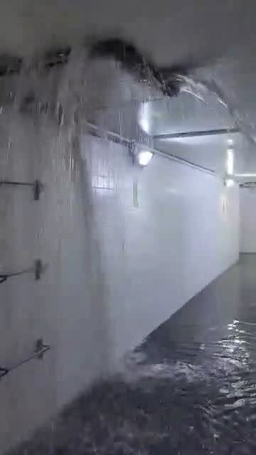  新北市永和地下道出現嚴重淹水情形，連天花板都在倒水。（圖／翻攝畫面）