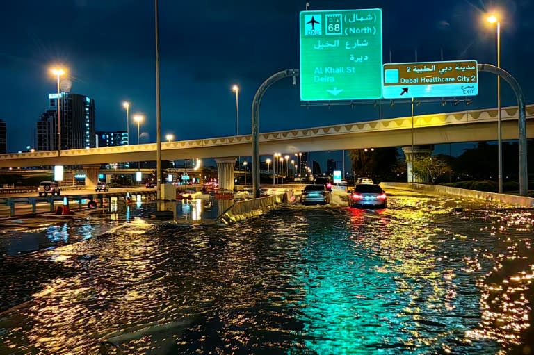 Starkregen und Überschwemmungen haben in Dubai Autobahnen unter Wasser gesetzt und den Flughafen lahmgelegt. Auf den sechsspurigen Schnellstraßen des Wüstenemirats kämpften sich die Autos am Mittwoch durch Wassermassen, was zu langen Staus führte. (Giuseppe CACACE)