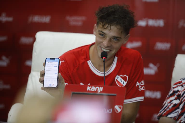 Santi Maratea en el marco de la conferencia de prensa previo al inicio de la colecta para Independiente