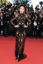 Vestido mosaico com bordados e transparência foi a escolha da modelo para o Festival de Cannes. (Foto: Getty Images)