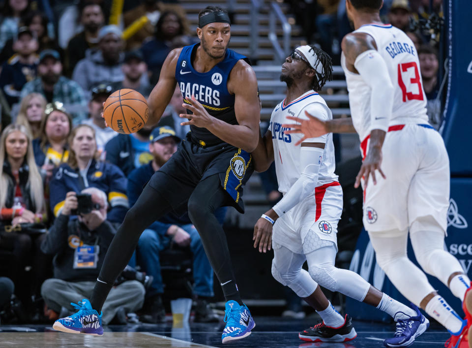 Myles Turner和Tyrese Haliburton攜手攻下58分，幫助溜馬1分差險勝快艇。 (Photo by Michael Hickey/Getty Images)