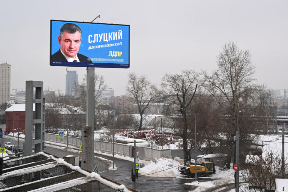 Una pantalla publicitaria muestra una imagen del candidato presidencial, líder del Partido Liberal-Demócrata de Rusia (LDPR), Leonid Slutsky, en Moscú el 22 de febrero de 2024. Las elecciones se llevarán a cabo durante un período de tres días, del 15 al 17 de marzo.  (Foto de NATALIA KOLESNIKOVA/AFP vía Getty Images)