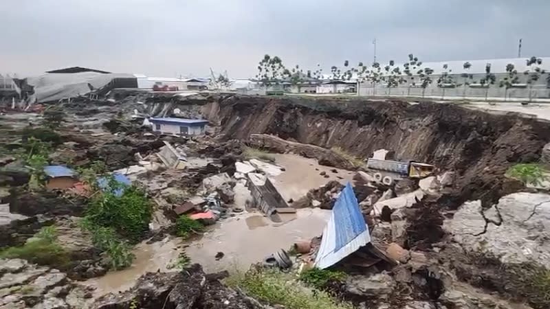 Mining company Kumpulan Semesta Sdn Bhd has formed a special team to investigate a sinkhole that opened up in a neighbouring lot in Kuala Selangor. — Picture via social media