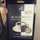 <p>Tchibo: Black ‘n White Der führende deutsche Kaffeekonzern Tchibo sorgt derzeit mit einer neuen Werbekampagne für Belustigung im Netz. Tchibo verspricht mit seiner Kampagne „Black `n White: Der neue Kaffee“ einen vollmundigen Geschmack und zwar schwarz oder mit Milch. Diese Werbung wirft bei vielen Kunden die Frage auf, was an der Tatsache, dass man Kaffee entweder schwarz oder mit Milch trinken kann, so besonders sei. Auf Twitter tummeln sich Kommentare wie „Tchibo hat ne neue Kaffee-Sorte “erfunden”. Besonderheit laut Werbung, ungelogen: Kann man mit oder ohne Milch trinken. Das gab’s noch nie!“ In der Pressemitteilung lässt das Unternehmen verlauten, dass nicht jeder Kaffee sein volles Aroma in beiden Zubereitungsarten entfalten kann. (Bild: Twitter/Falk Gruner) </p>