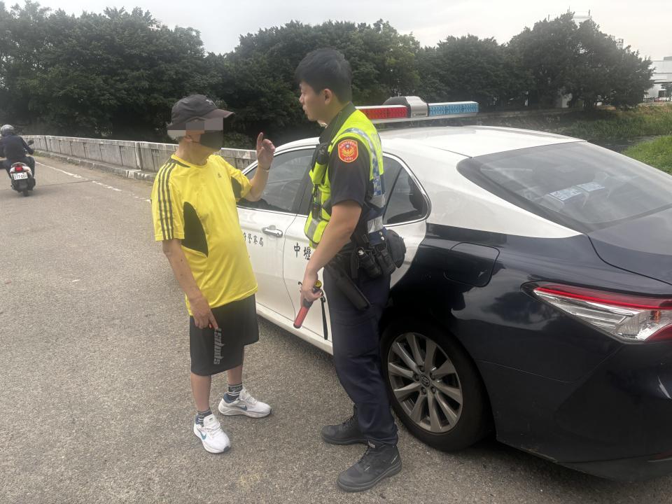 警員彭傳翔、郭甫慶趕到現場後，發現馬翁竟然就步履蹣跚的走在馬路中間，十分危險。圖：讀者提供