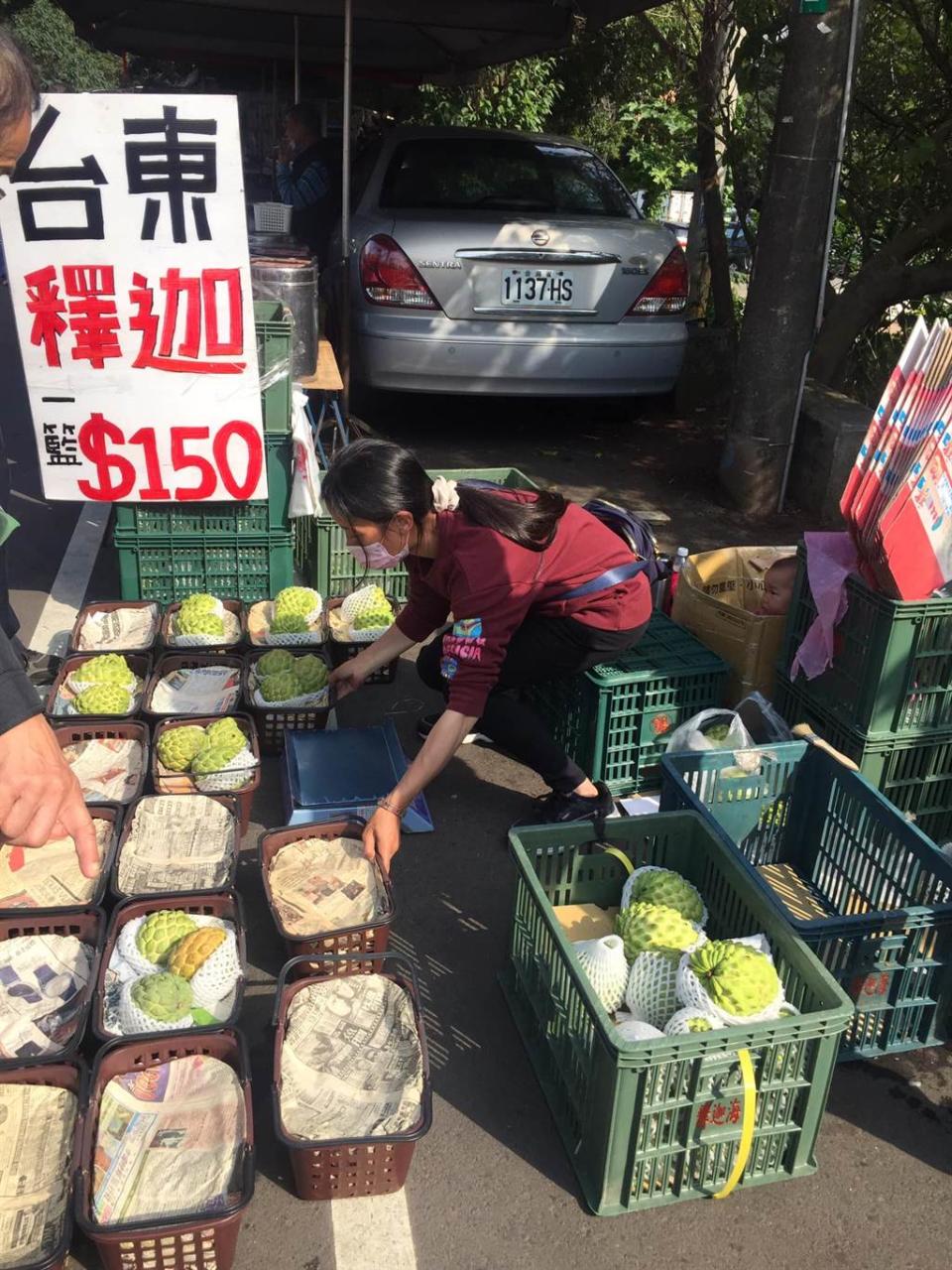 釋迦媽媽一邊擺攤做生意，一邊帶孩子。（圖／翻攝自桃園媽媽-李柏瑟）